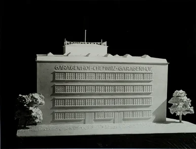 Modell eines großen, im Stil der Neuen Sachlichkeit errichteten Gebäudes mit dem Schriftzug "Garagenhof Chemnitz"