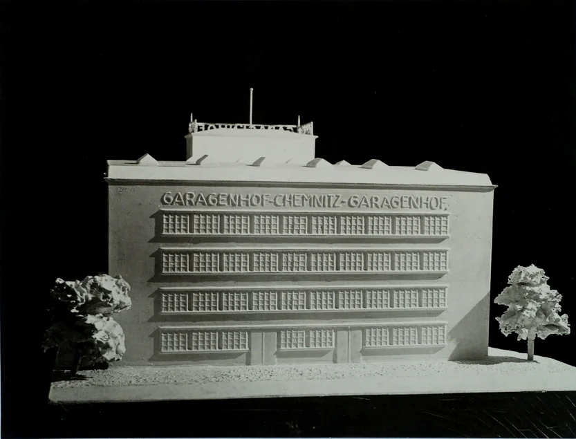 Modell eines großen, im Stil der Neuen Sachlichkeit errichteten Gebäudes mit dem Schriftzug "Garagenhof Chemnitz"
