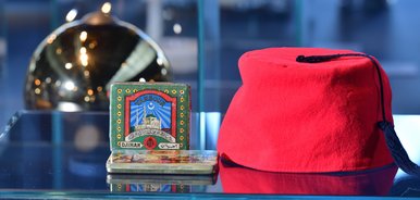 Objekte aus der Sonderausstellung „Tabakrausch an der Elbe“ Das Foto zeigt zwei Zigarettendosen und einen Hut.