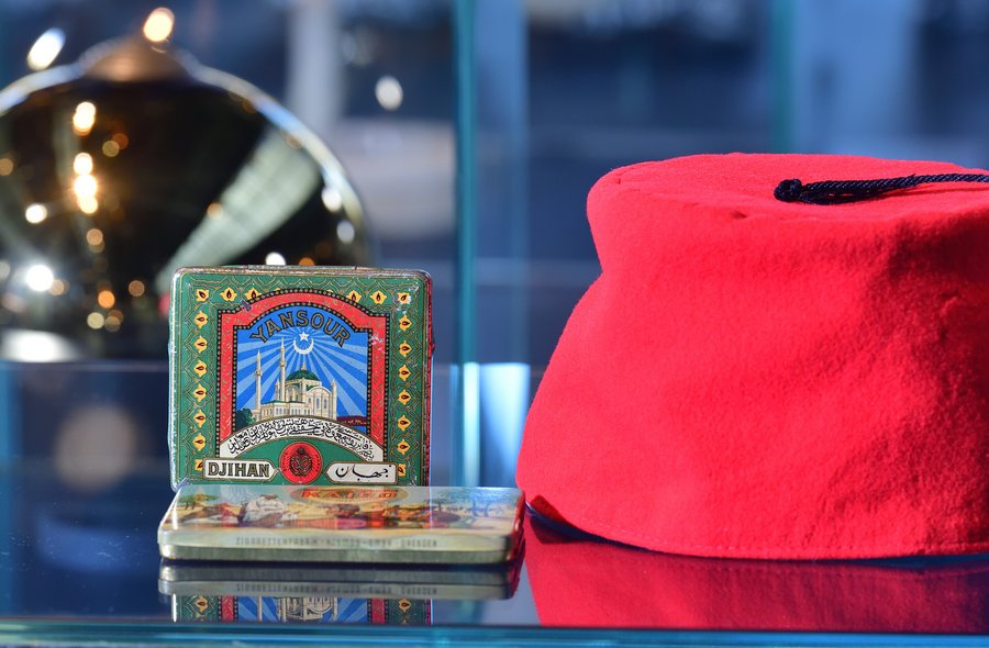 Objekte aus der Sonderausstellung „Tabakrausch an der Elbe“ Das Foto zeigt zwei Zigarettendosen und einen Hut.