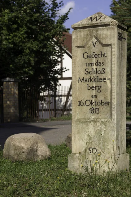 Apelstein Nr. 50 der Verbündeten vor dem Torhaus Markkleeberg