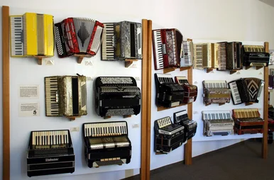 Akkordeons der ehemaligen Klingenthaler Harmonikaindustrie