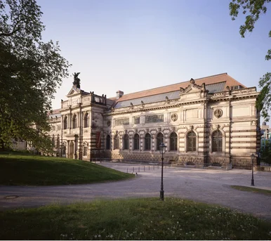 Außenansicht des Albertinums von der Brühlschen Terrasse