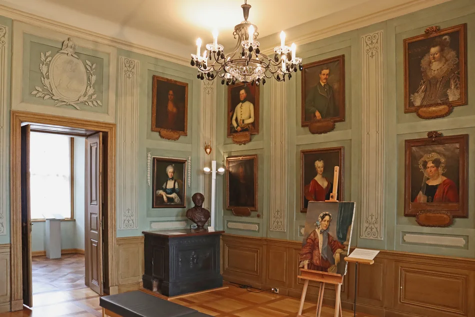 Ahnengalerie Blick in die Ahnengalerie mit zahlreichen Ölgemälden mit Porträts