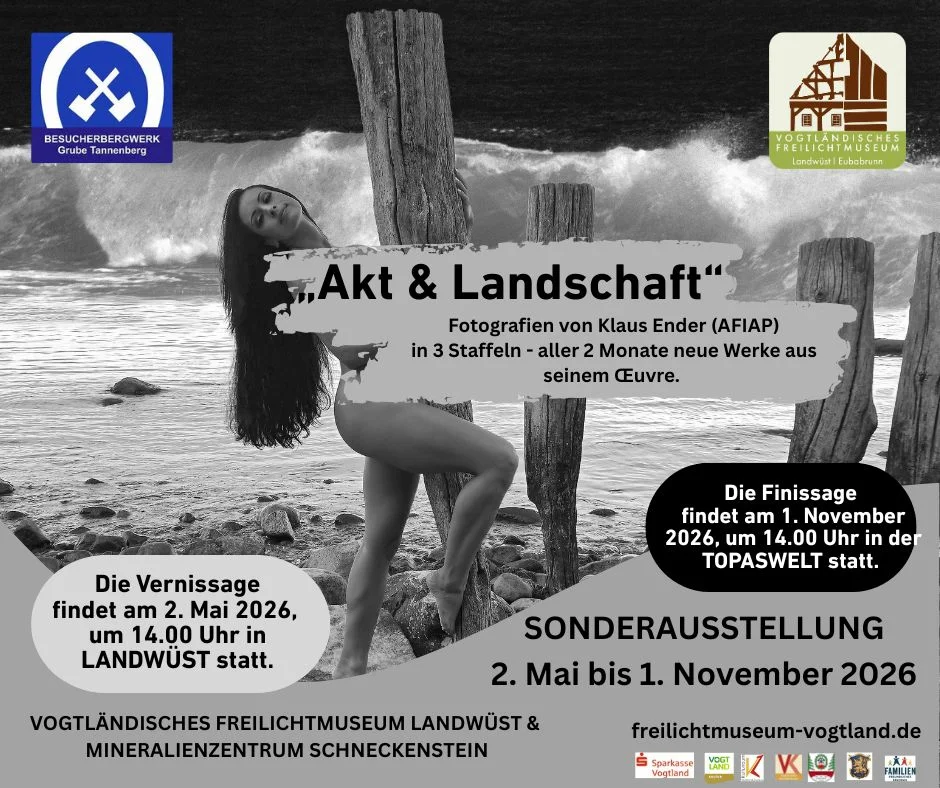 Motiv ist das Schwarzweiß-Foto eines weiblichen Aktmodells vor einer Buhne, im Hintergrund die Brandung der Ostsee.