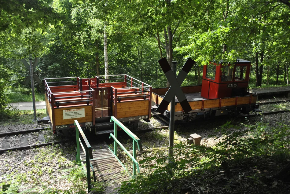 Chemnitztal-Express am Schreckenstein Der Museumsbahnzug rollt in den Haltepunkt Alte Mühle/Schreckenstein.