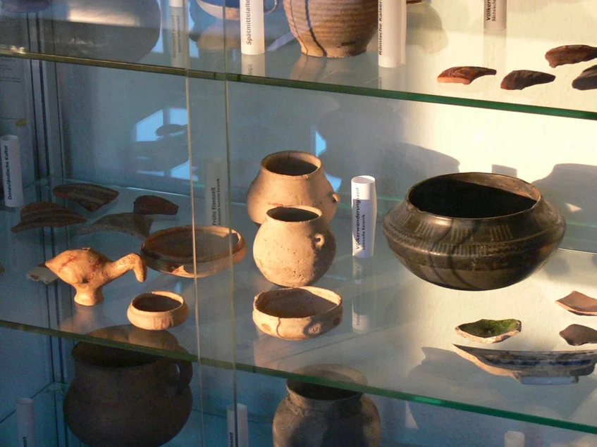 Vitrine mit der Darstellung verschiedener Verzierungstechniken bei Keramikgefäßen