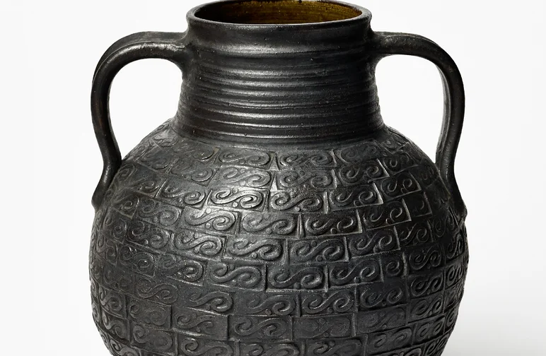 Dunkle, fast schwarze bauchige Vase, mit archaischen Ornamenten und zwei Henkeln oben
