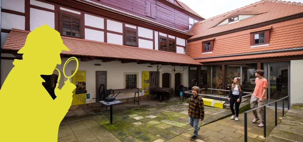 Tatort Museum − Spurensuche durch die Dauerausstellung Familie im Innenhof des LOHGERBER MUSEUM & GALERIE Dippoldiswalde