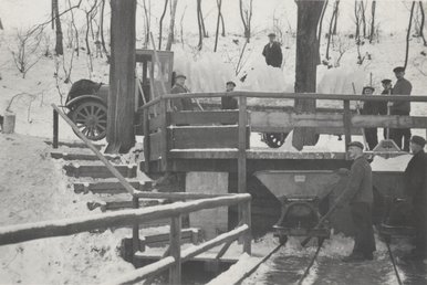 Entladerampe des Eiskellers der Bautzener Brauerei & Mälzerei AG, Eingang Neustädter Straße, um 1930/35 Dieses historische Schwarzweißfoto zeigt Mitarbeiter der Bautzener Brauerei & Mälzerei AG an der Entladerampe des Eiskellers am Eingang der Neustädter Straße um 1930/1935.