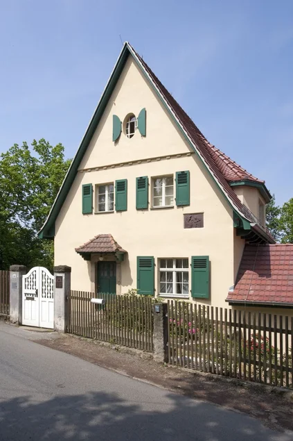 Robert-Sterl-Haus, Straßenseite