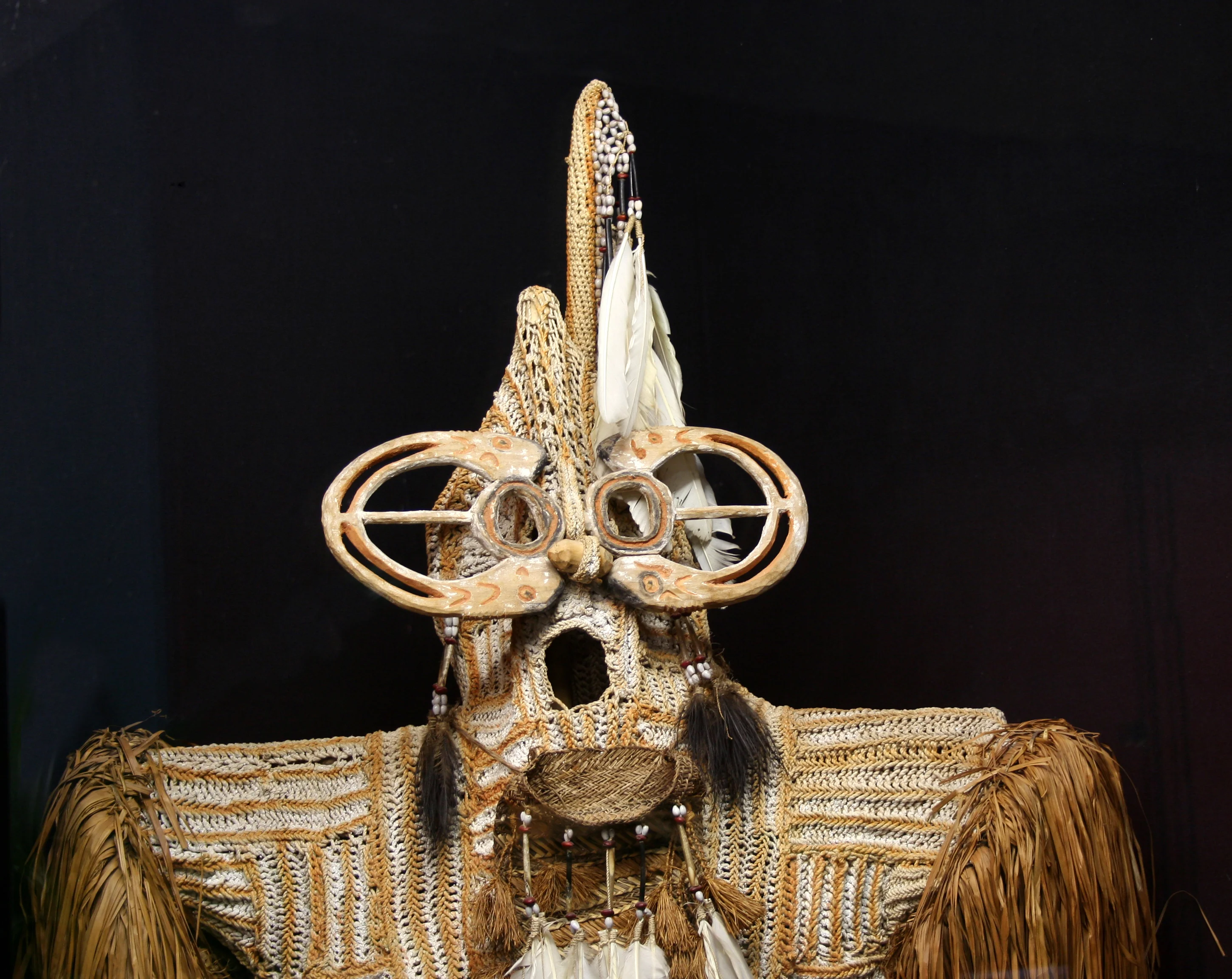 Tanzmaske Neuguinea Maske aus verschiedenen Naturmaterialien