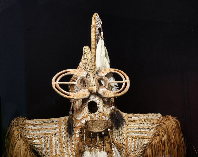 Maske aus verschiedenen Naturmaterialien