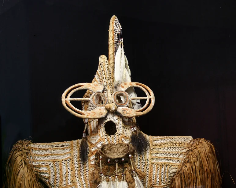 Maske aus verschiedenen Naturmaterialien