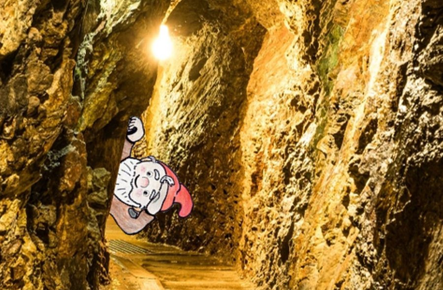 Im Reich des kleinen Bergzwerks Collage eines Bergwerksstollens mit einem Zwerg, der um die Ecke schaut