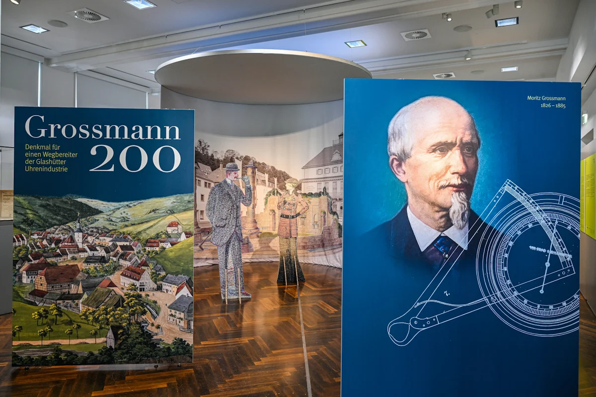 Sonderausstellung „Grossmann200“ im Deutschen Uhrenmuseum Glashütte Eingangsbereich der Ausstellung mit Entreé-Tafeln, Leitmotiv und Ausstellungstitel