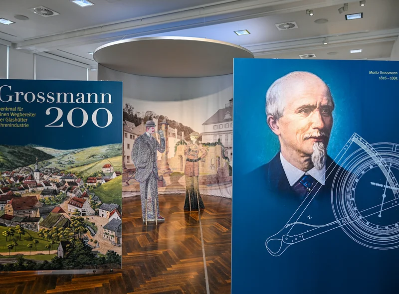 Eingangsbereich der Ausstellung mit Entreé-Tafeln, Leitmotiv und Ausstellungstitel