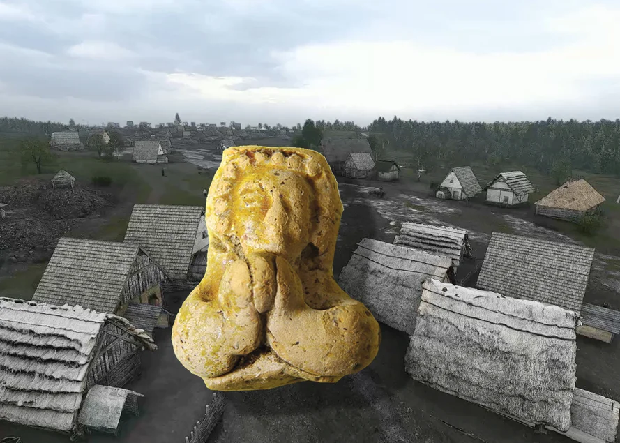 Eine Collage zeigt im Vordergrund eine kleine gelbliche Figurine mit archaischen Zügen, während im Hintergrund eine rekonstruierte prähistorische Siedlung mit strohgedeckten Häusern zu sehen ist.
