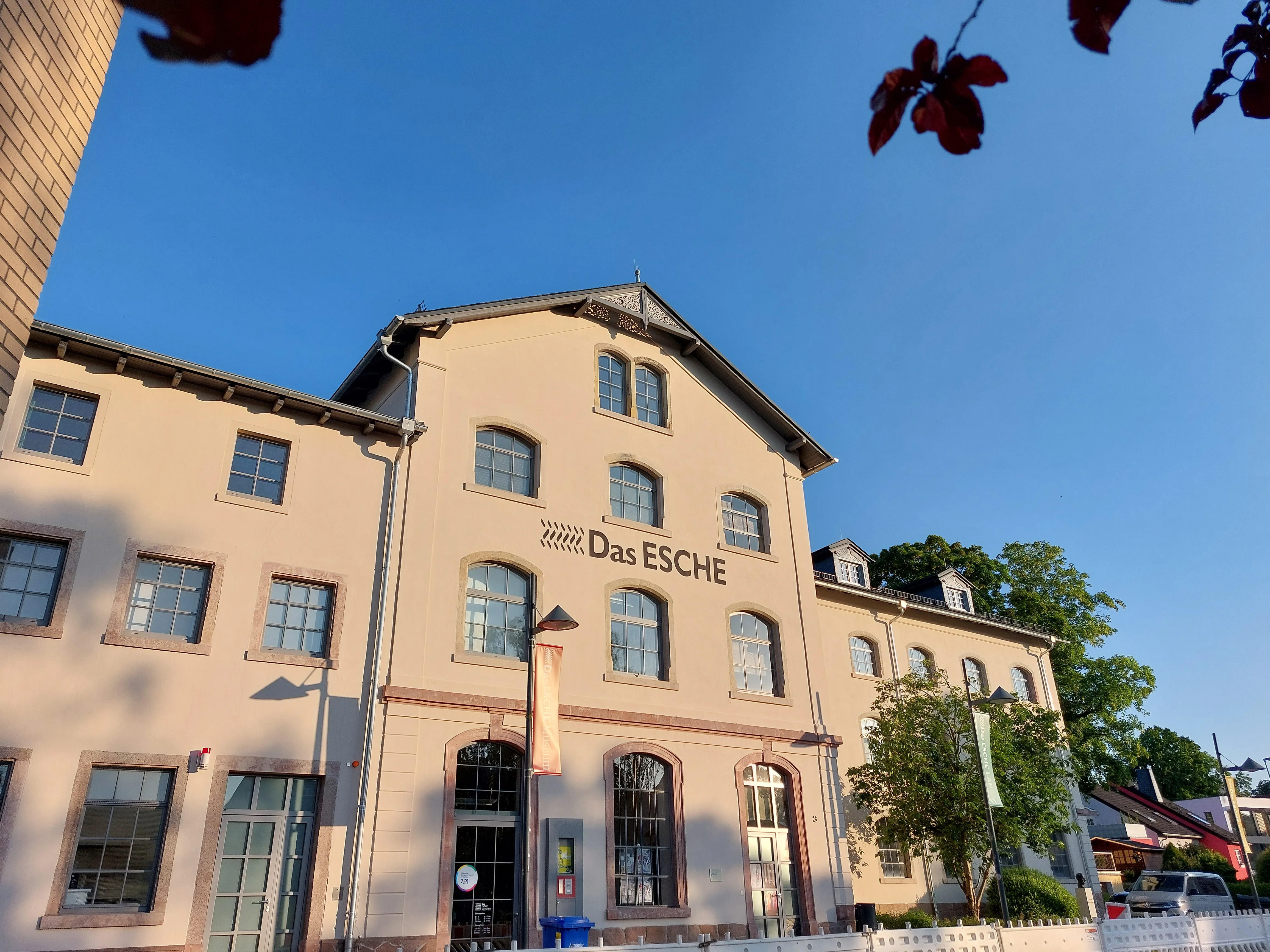 Außenansicht eines im 19. Jahrhundert errichteten Gebäudes, auf der neu hergerichteten Fassade der Schriftzug "Das Esche"