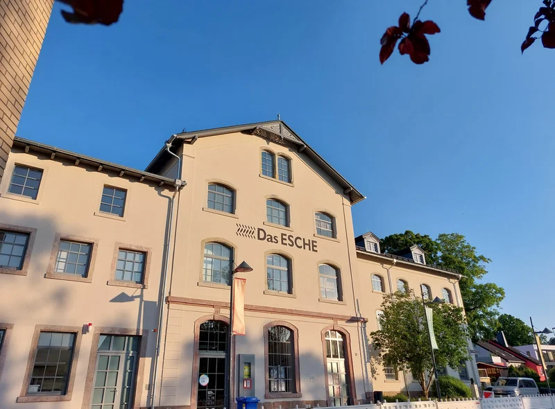 Außenansicht eines im 19. Jahrhundert errichteten Gebäudes, auf der neu hergerichteten Fassade der Schriftzug "Das Esche"