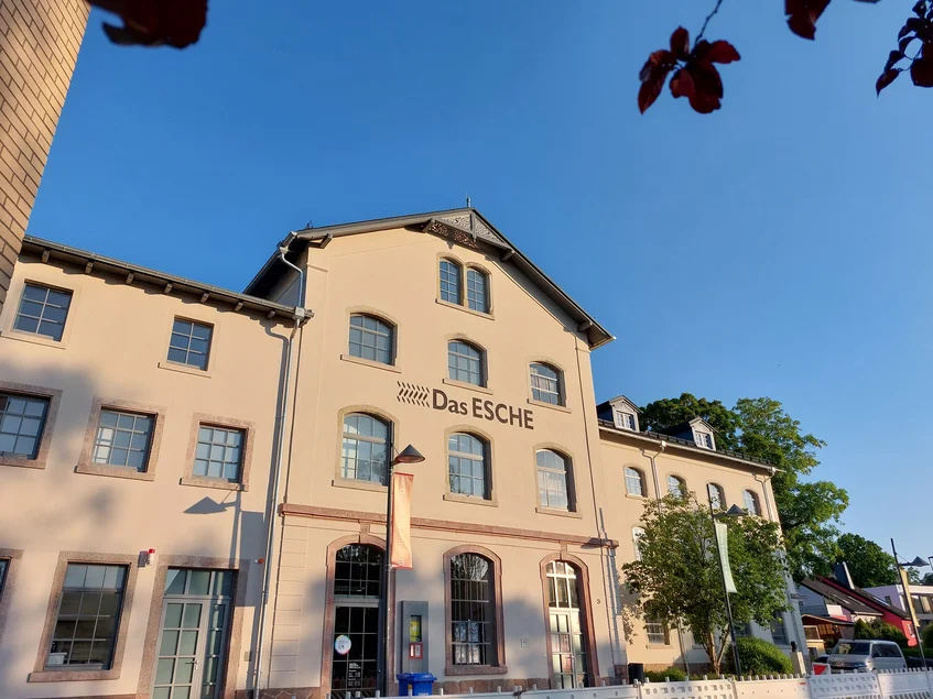 Außenansicht eines im 19. Jahrhundert errichteten Gebäudes, auf der neu hergerichteten Fassade der Schriftzug "Das Esche"