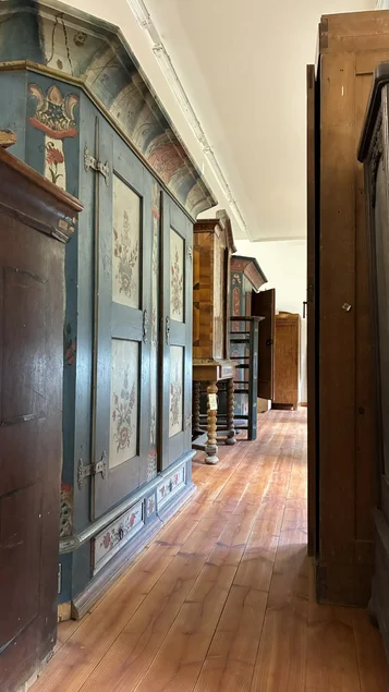 Blick in das Depot des Museums Bautzen Ein schmaler Gang im Depot des Museums Bautzen, welcher durch eingelagerte bemalte Schränke aus der Oberlausitz entsteht.
