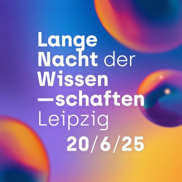 Wortmarke in weißer Schrift auf einem bunten Hintergrund