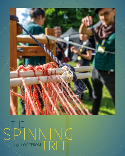 Veranstaltungsplakat Plakatmotiv ist das Foto eines historischen Webstuhls mit bunter Wolle und Menschen im Hintergrund. Darunter steht: "The Spinning Tree".