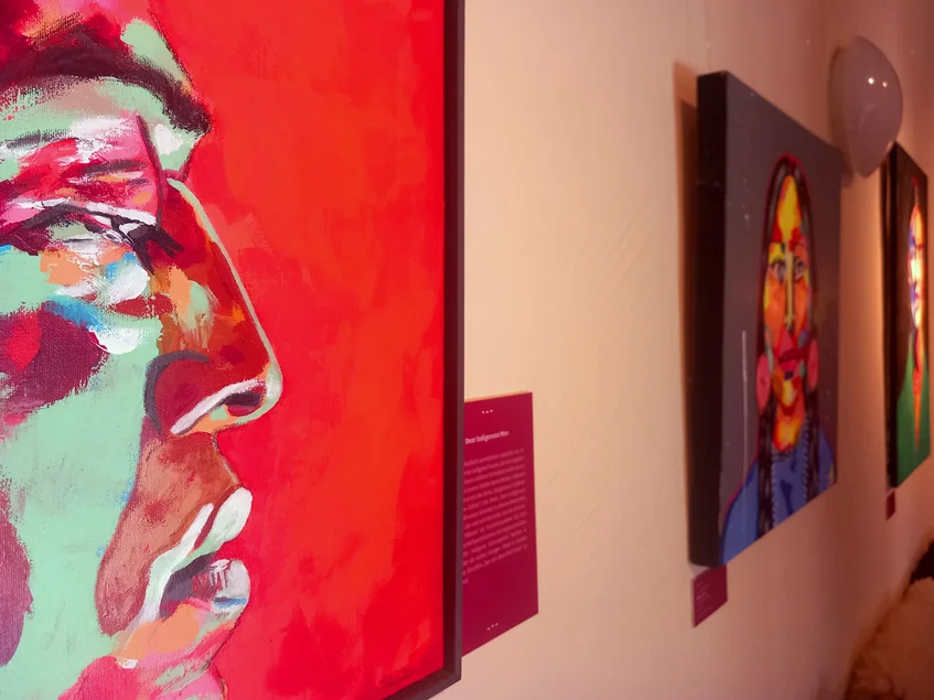 Blick in die Turtle Island Gallery mit sehr farbigen Gemälden von Indigenen, gemalt von J. NiCole Hatfield