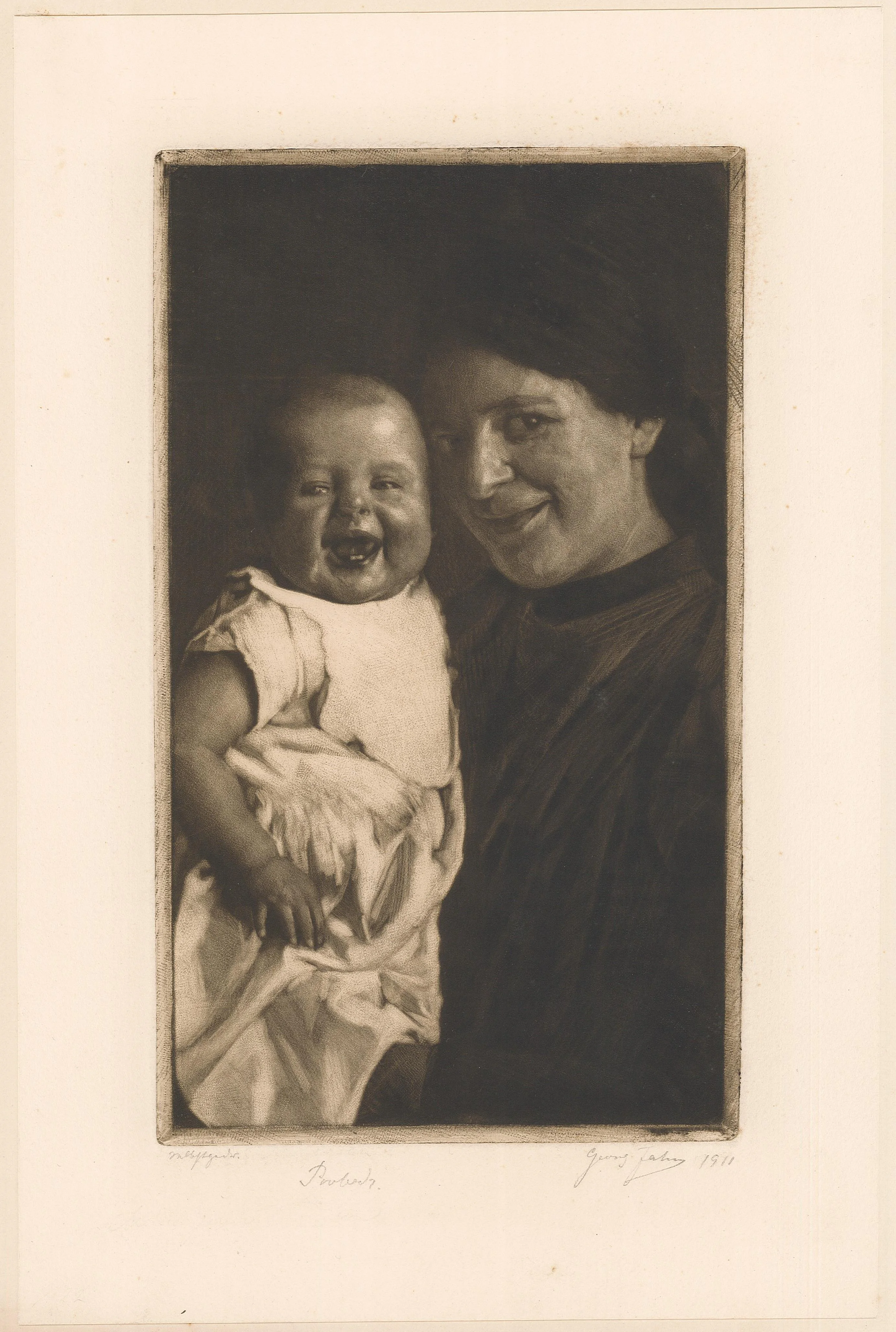 Eine lächelnde Mutter hält ein herzlich lachendes Kind auf dem Arm. Beide schauen den Betrachter direkt an.