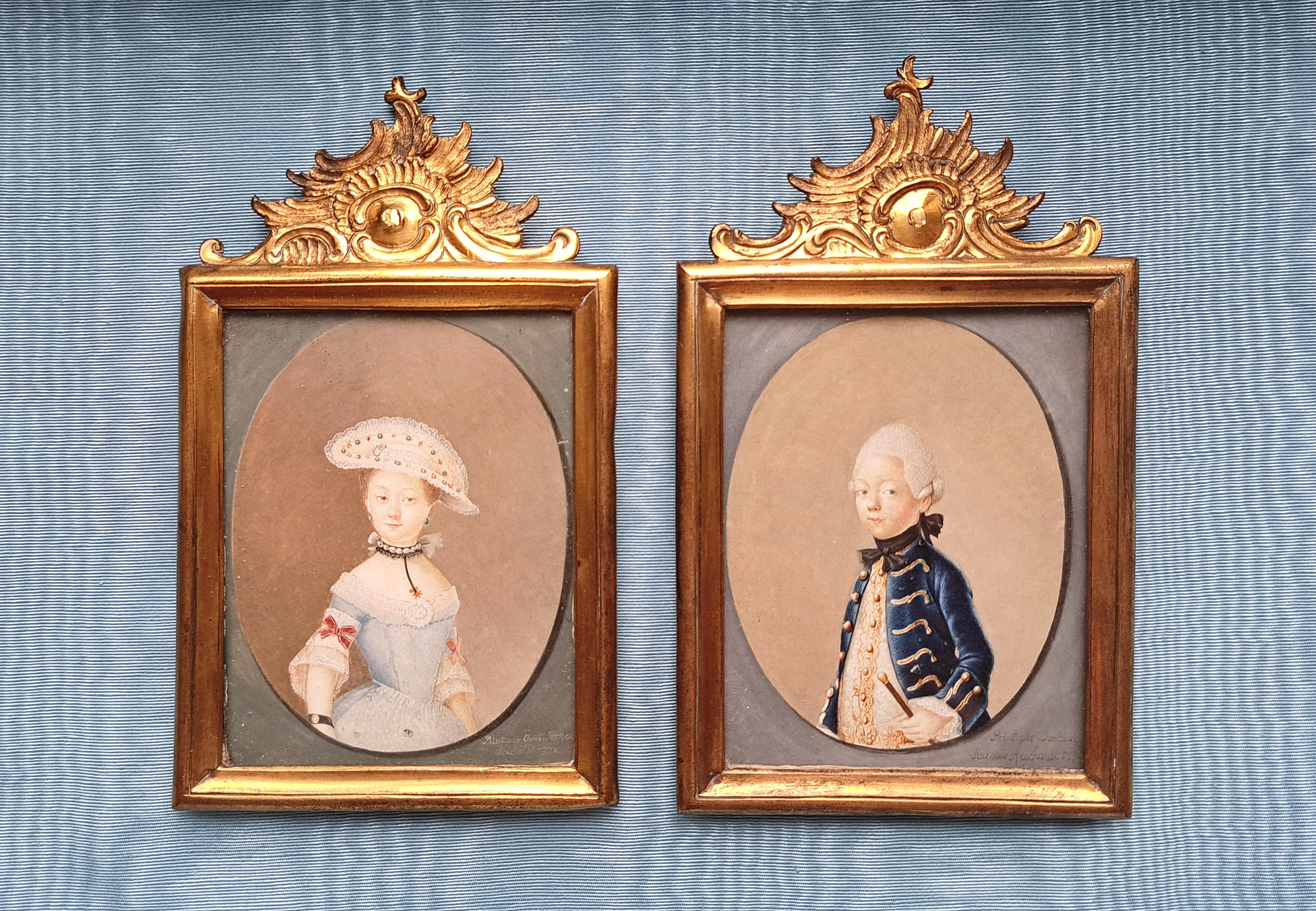 Chretien Hermes Reicholdt, Ernestine und Ludwig von Schönburg, Miniaturen, 1772 Zwei ovale Bildnisse in goldverzierten Rahmen: eine junge adlige Dame mit Hut und ein junger Adliger mit Perücke