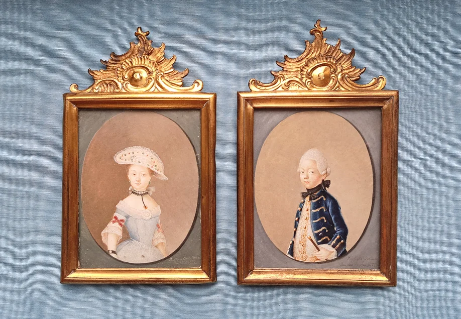 Chretien Hermes Reicholdt, Ernestine und Ludwig von Schönburg, Miniaturen, 1772 Zwei ovale Bildnisse in goldverzierten Rahmen: eine junge adlige Dame mit Hut und ein junger Adliger mit Perücke