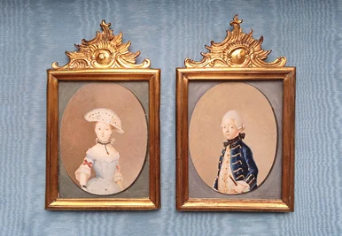 Chretien Hermes Reicholdt, Ernestine und Ludwig von Schönburg, Miniaturen, 1772 Zwei ovale Bildnisse in goldverzierten Rahmen: eine junge adlige Dame mit Hut und ein junger Adliger mit Perücke