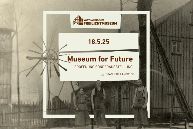 Plakatmotiv ist ein historisches Foto zweier Bauern und einer Bäuerin vor einer großen Scheune. Außerdem stehen Ausstellungstitel, -laufzeit und -ort auf dem Plakat.