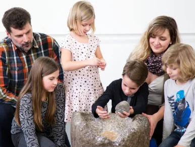 Leben vor 7000 Jahren Das Bild zeigt eine sechsköpfige Familie, deren Mitglieder Mehl mahlen.