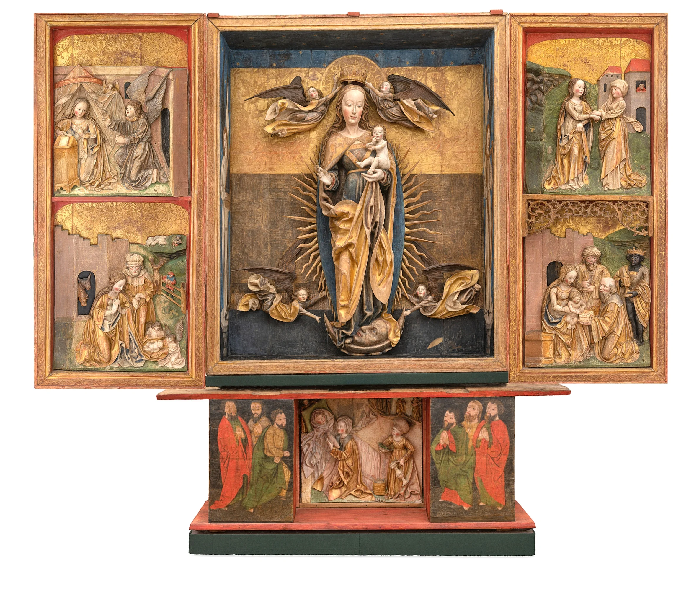 Aufgeklappter spätgotischer Flügelaltar, zentral Maria mit dem Jesuskind, auf Altar-Flügeln und -Podest biblische Szenen