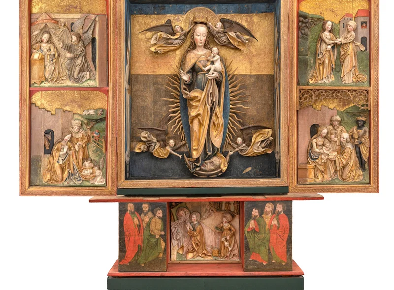 Aufgeklappter spätgotischer Flügelaltar, zentral Maria mit dem Jesuskind, auf Altar-Flügeln und -Podest biblische Szenen