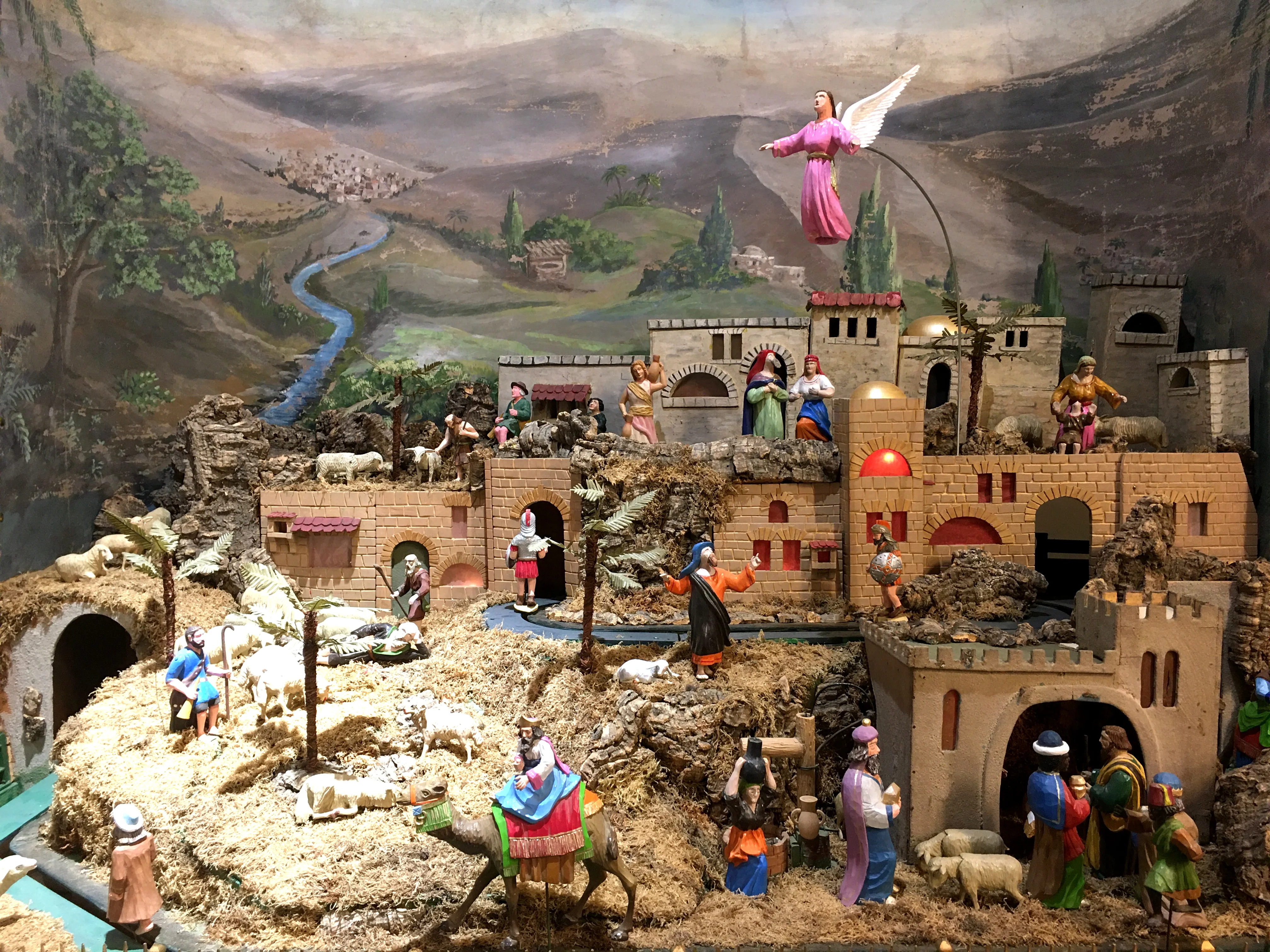 Wie spielten Kinder früher? Heimatberg einer biblischen Szene mit darüber schwebendem Engel