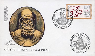 Auf einem Schmuckblatt befindet sich zentral ein historisches Porträt des Mathematikers Adam Ries, darunter stehen "500. Geburtstag Adam Riese" sowie die Signatur des Grafikers Harry Scheuner. Rechts oben ist der Briefmarkenentwurf an sich zu sehen, darauf und darunter zwei runde Adam-Ries-Stempel.