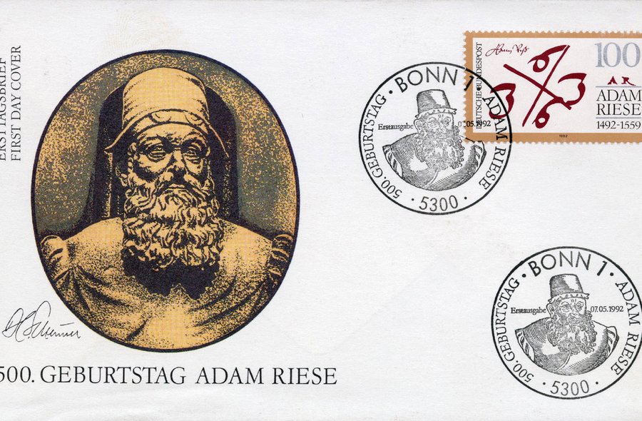 Harry Scheuner, Entwurf Adam-Riese-Briefmarke, Ersttagsumschlag und Ersttagsstempel, 1992, Digitaldruck, Sammlung Neue Sächsische Galerie, Inv-Nr. E-01637 Auf einem Schmuckblatt befindet sich zentral ein historisches Porträt des Mathematikers Adam Ries, darunter stehen "500. Geburtstag Adam Riese" sowie die Signatur des Grafikers Harry Scheuner. Rechts oben ist der Briefmarkenentwurf an sich zu sehen, darauf und darunter zwei runde Adam-Ries-Stempel.