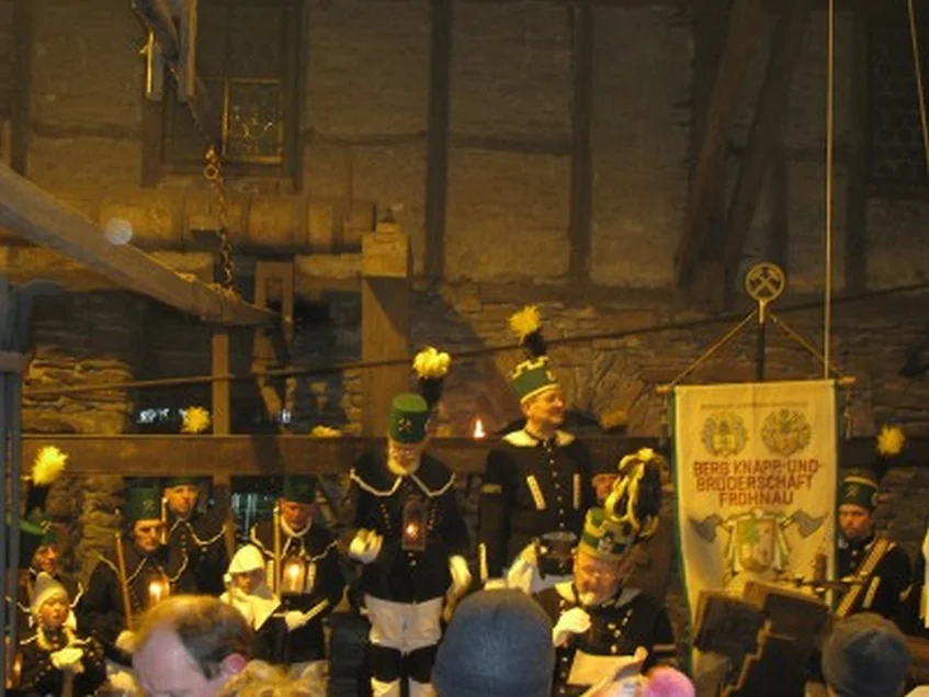 Mettenschicht der Frohnauer Bergknapp- und Brüderschaft im Hammerwerk Erzgebirgische Bergleute in traditioneller Uniform feiern im historischen Frohnauer Hammer eine Mettenschicht.
