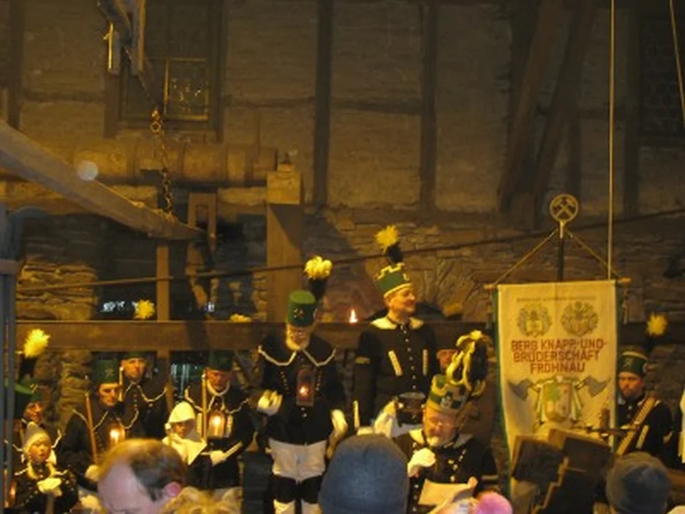 Mettenschicht der Frohnauer Bergknapp- und Brüderschaft im Hammerwerk Erzgebirgische Bergleute in traditioneller Uniform feiern im historischen Frohnauer Hammer eine Mettenschicht.