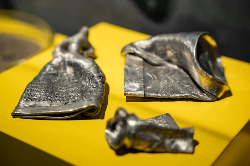 Detailaufnahme dreier kleiner Zinnobjekte