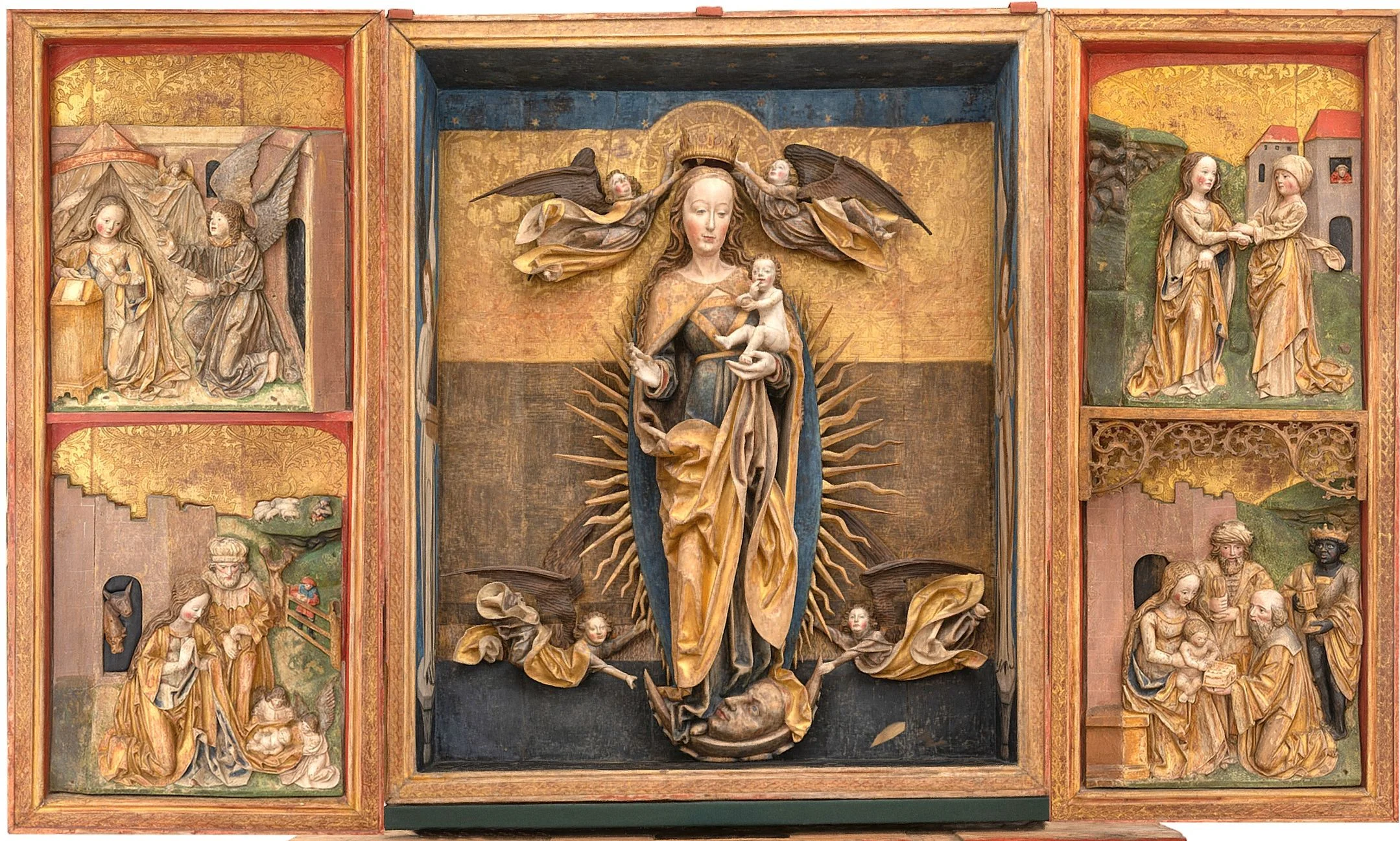 Geöffneter spätgotischer Flügel-Altar, zentral Maria mit dem Jesuskind, auf den Altar-Flügeln Darstellungen biblischer Szenen