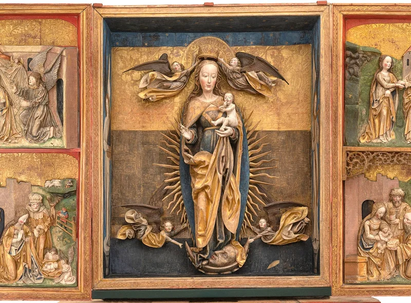 Geöffneter spätgotischer Flügel-Altar, zentral Maria mit dem Jesuskind, auf den Altar-Flügeln Darstellungen biblischer Szenen