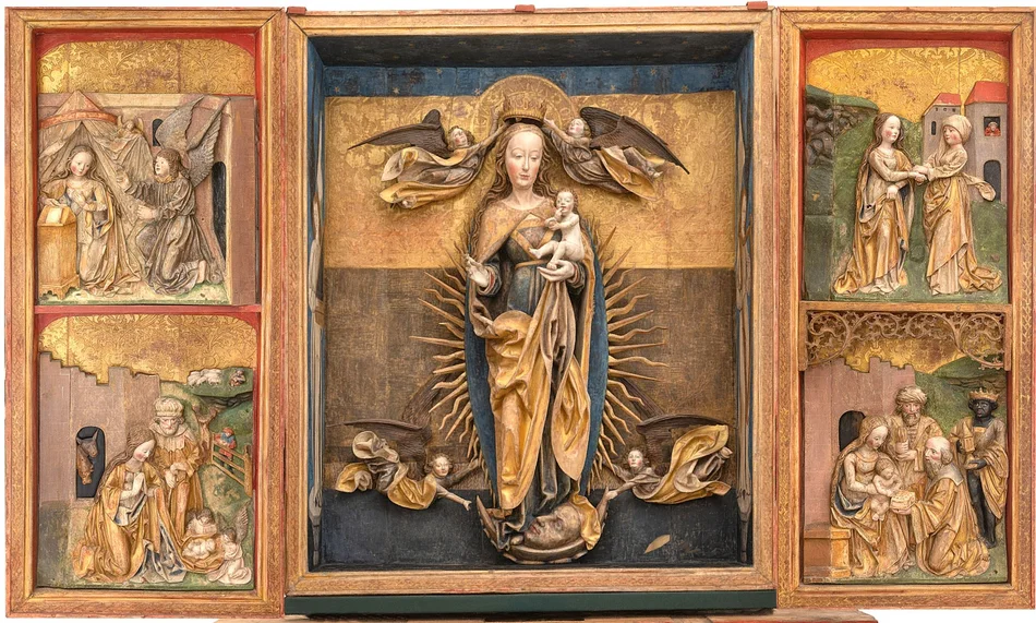 Geöffneter spätgotischer Flügel-Altar, zentral Maria mit dem Jesuskind, auf den Altar-Flügeln Darstellungen biblischer Szenen