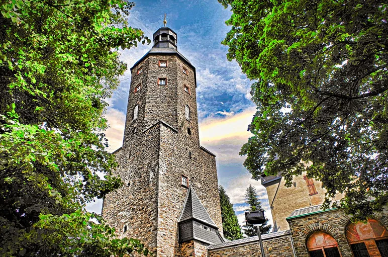 Das Foto zeigt eine Außenansicht des Städtischen Wachturms Geyer, in dem das Turmmuseum untergebracht ist.