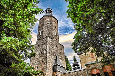 Das Foto zeigt eine Außenansicht des Städtischen Wachturms Geyer, in dem das Turmmuseum untergebracht ist.