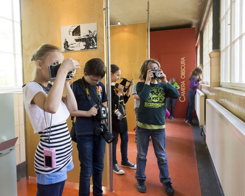 Schülergruppe vor der begehbaren Camera Obscura