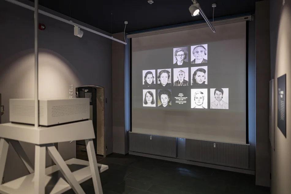 Projektionsmöbel mit Häftlingsporträts Projektion von Bildern von Gefangenen aus der DDR-Zeit